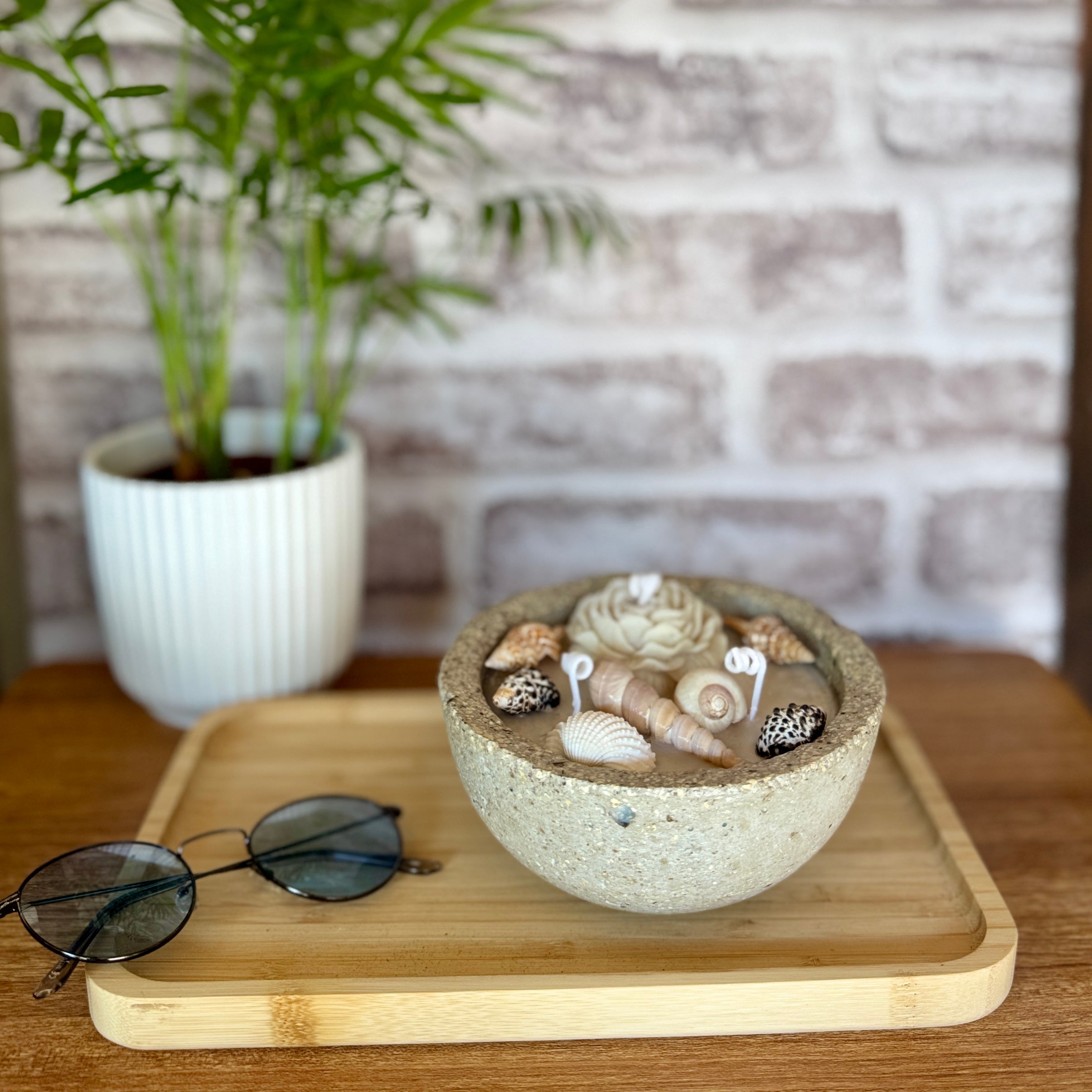 Bougie Artisanale d'Évasion – Hypertufa, Cire d'Olive au Monoï & Véritables Coquillages