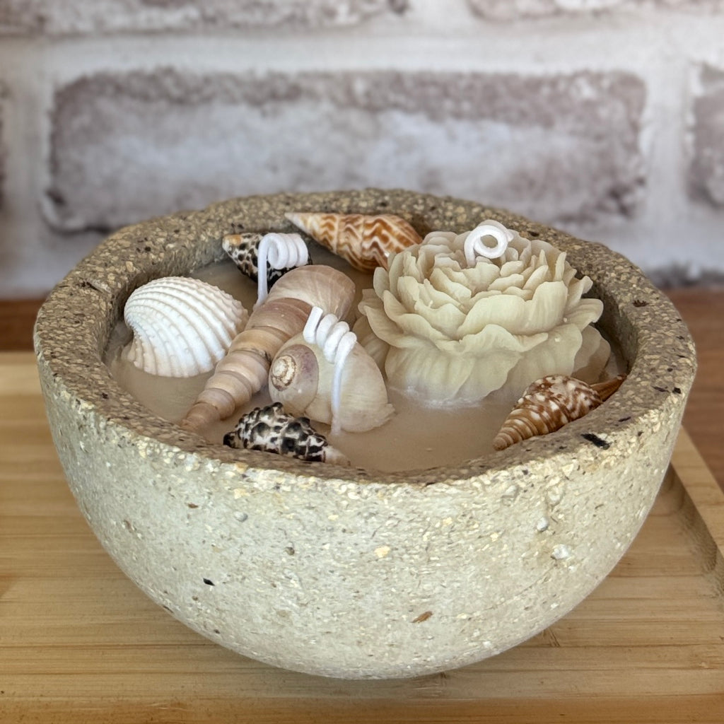 Bougie Artisanale d'Évasion – Hypertufa, Cire d'Olive au Monoï & Véritables Coquillages