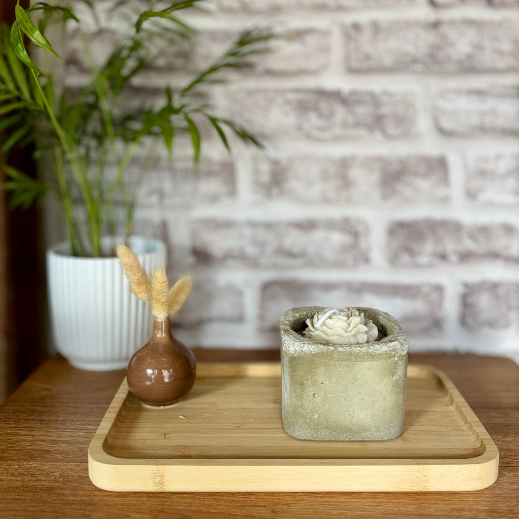 Bougie Pivoine "Monoï" – Écrin Carré en Hypertufa Artisanal