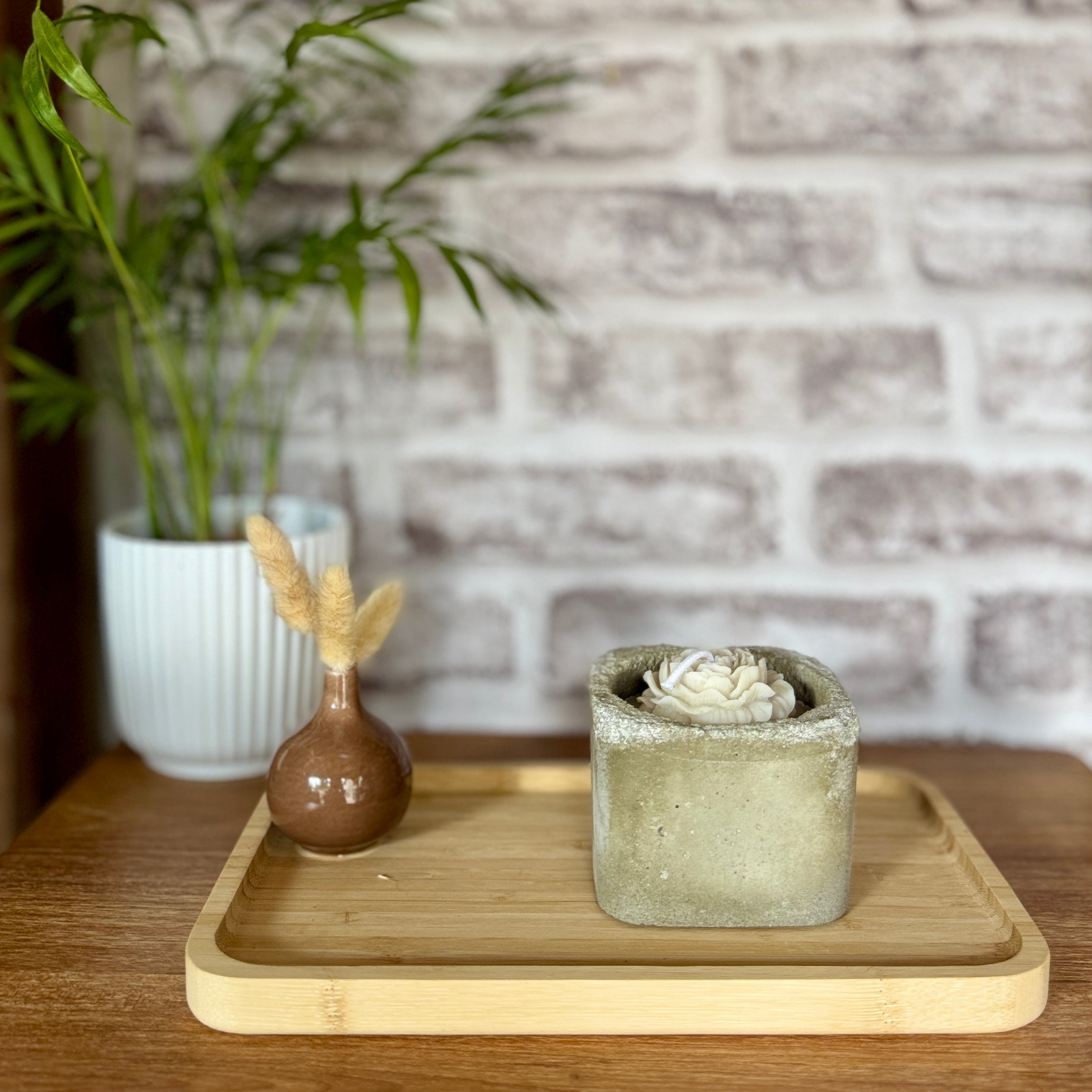 Bougie Pivoine "Monoï" – Écrin Carré en Hypertufa Artisanal