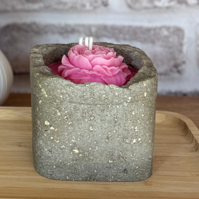 Bougie Pivoine "Ambre & Safran" – Écrin Carré en Hypertufa Artisanal