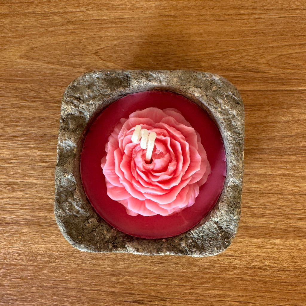 Bougie Pivoine "Ambre & Safran" – Écrin Carré en Hypertufa Artisanal