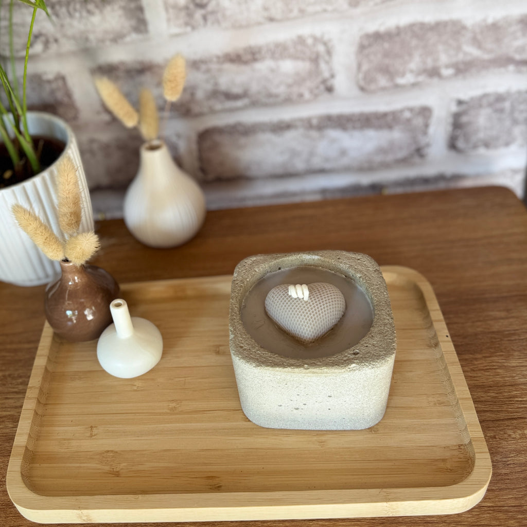 Bougie Cœur "Monoï" – Écrin Carré en Hypertufa Artisanal