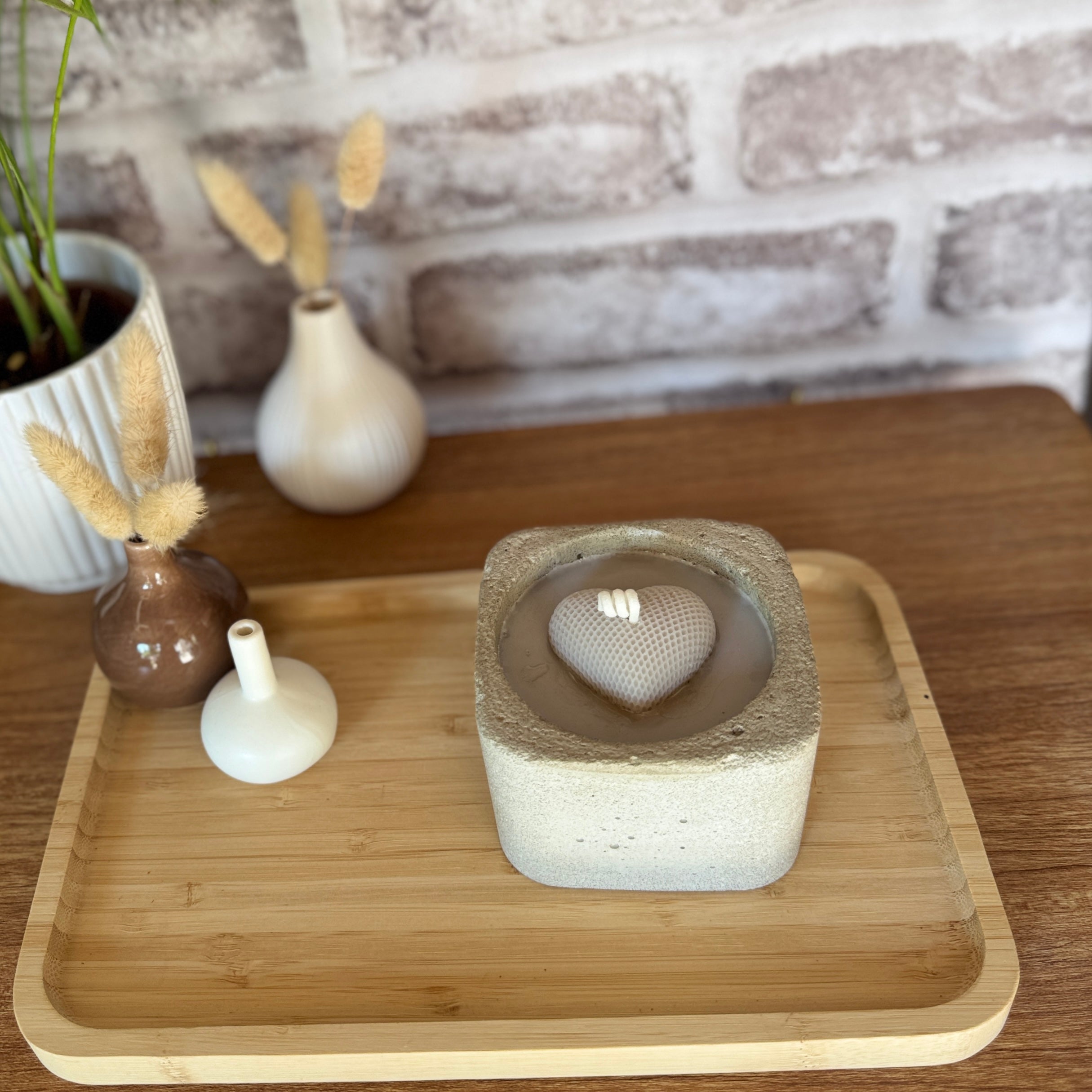 Bougie Cœur "Monoï" – Écrin Carré en Hypertufa Artisanal