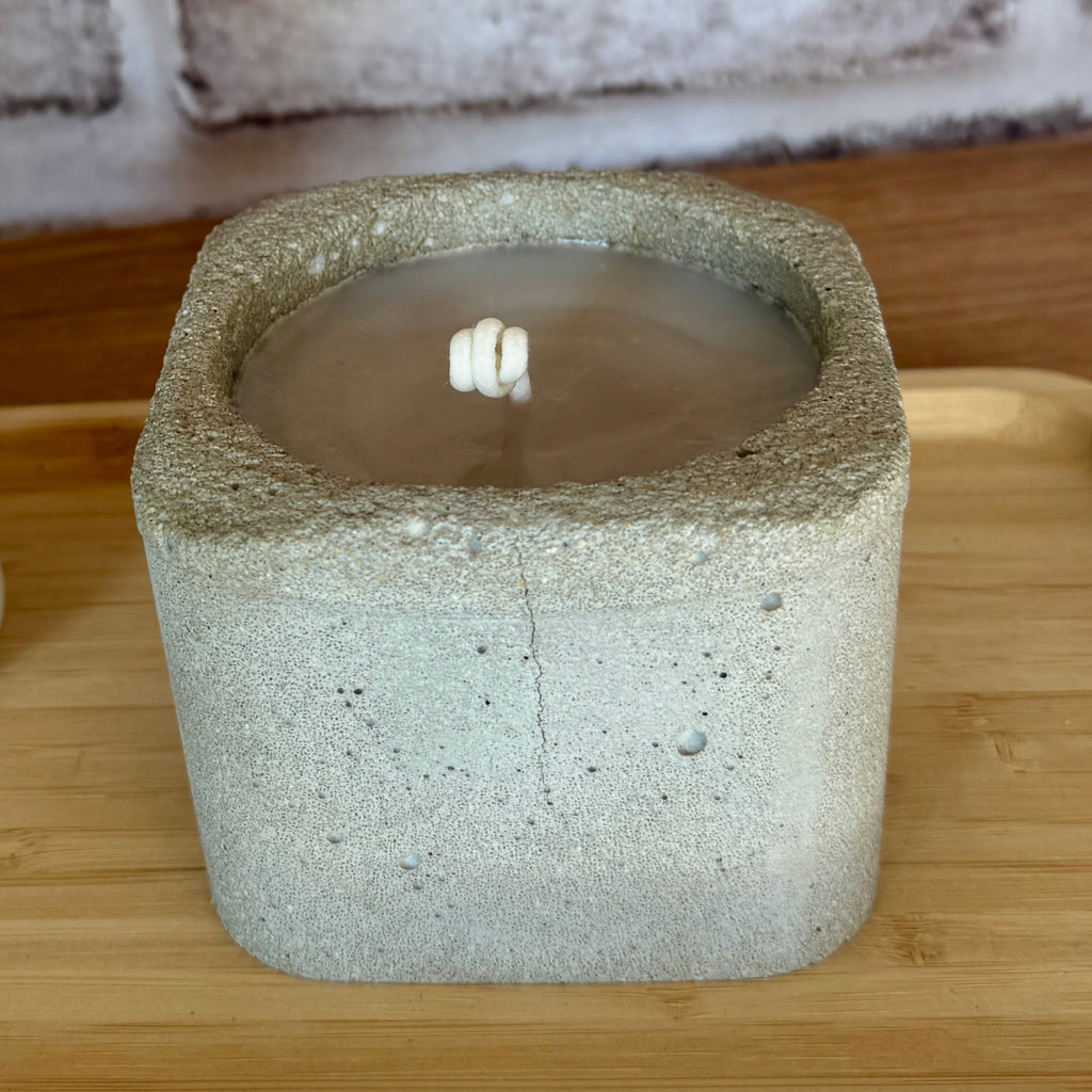 Bougie "Monoï" – Écrin Carré en Hypertufa Artisanal