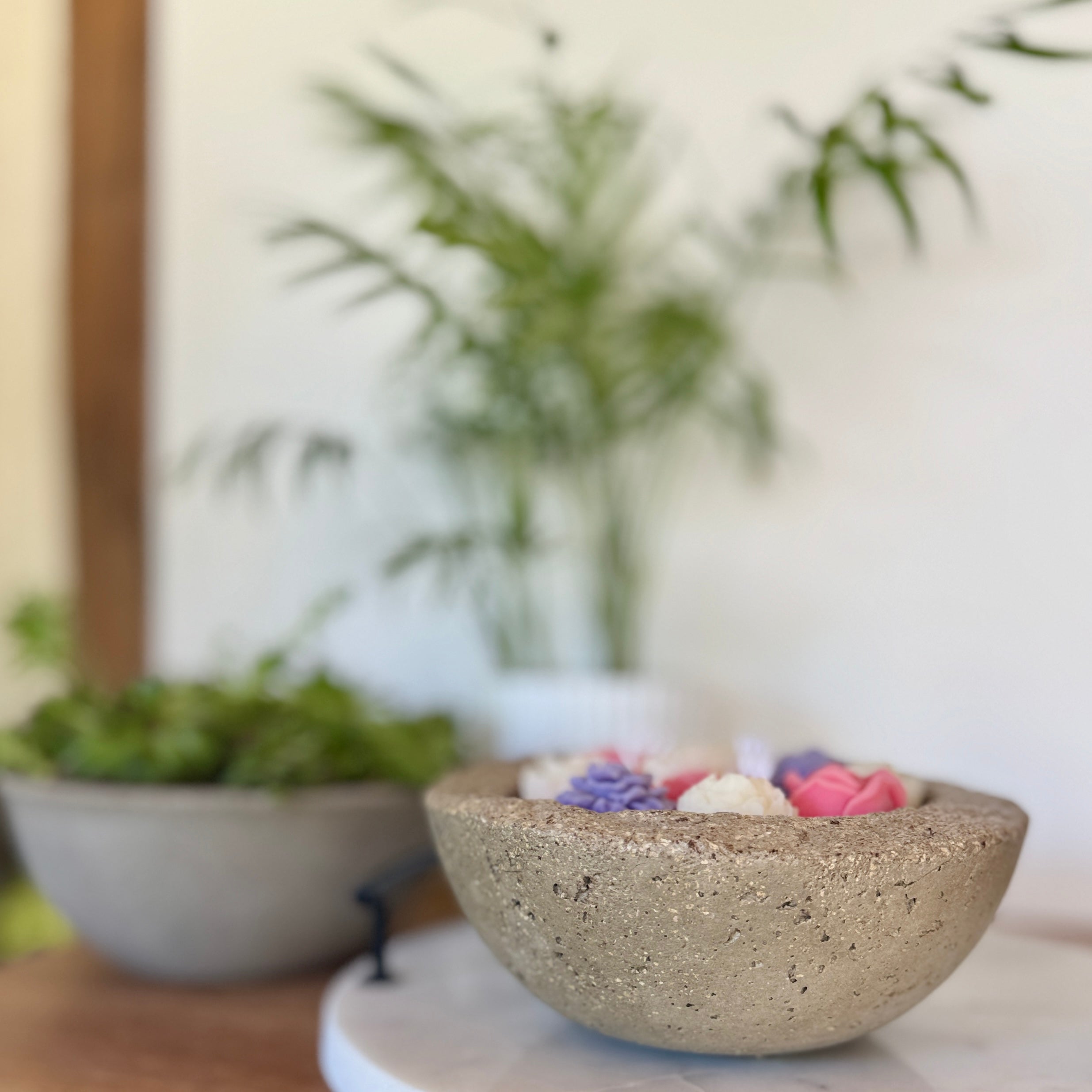 Bougie Artisanale d'Exception en Hypertufa – Fleurie à la Cire d'Olive & Fleur de Coton