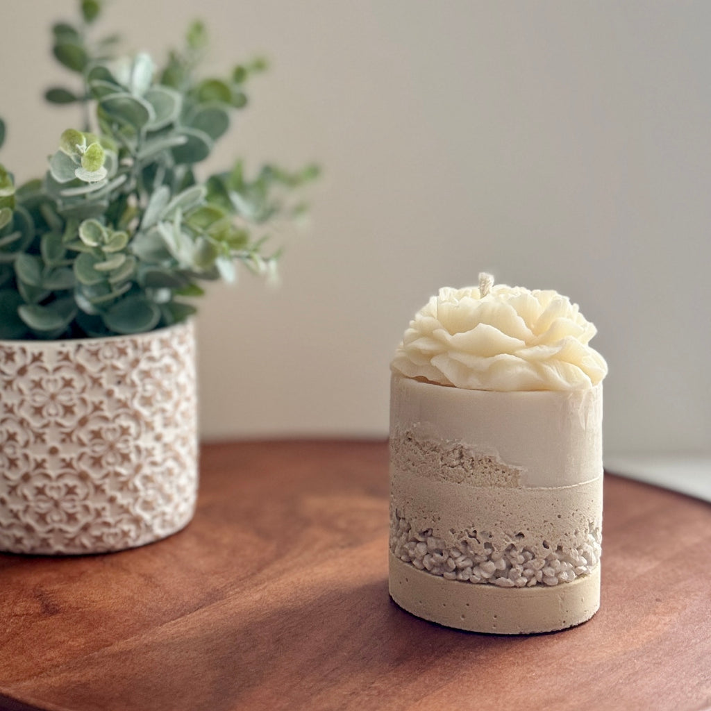 Bougie Colonne Bois de Santal – Socle en Béton Minéral & Pivoine en Cire