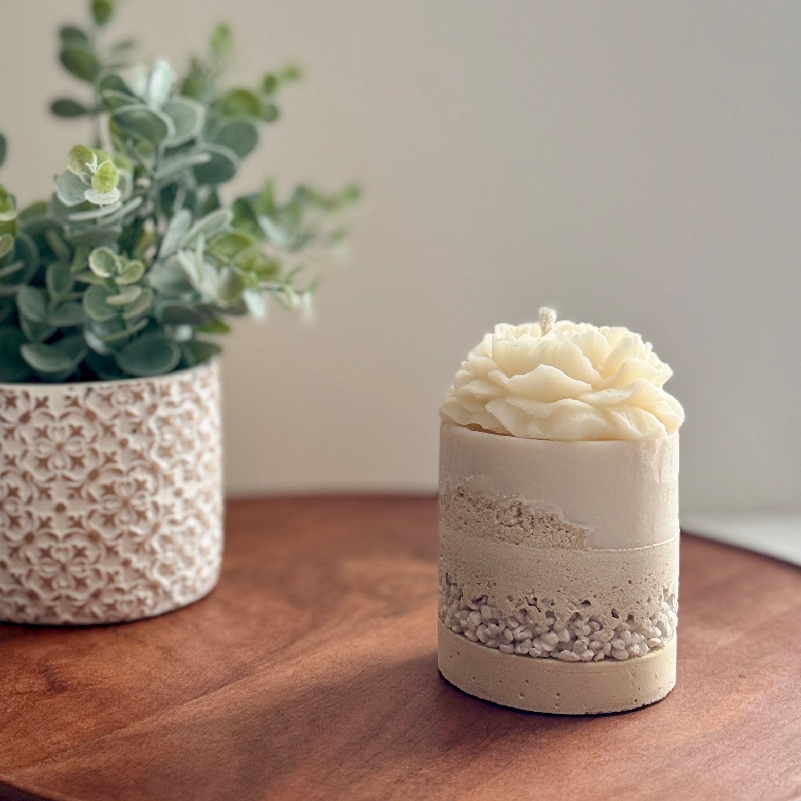 Bougie Colonne Bois de Santal – Socle en Béton Minéral & Pivoine en Cire