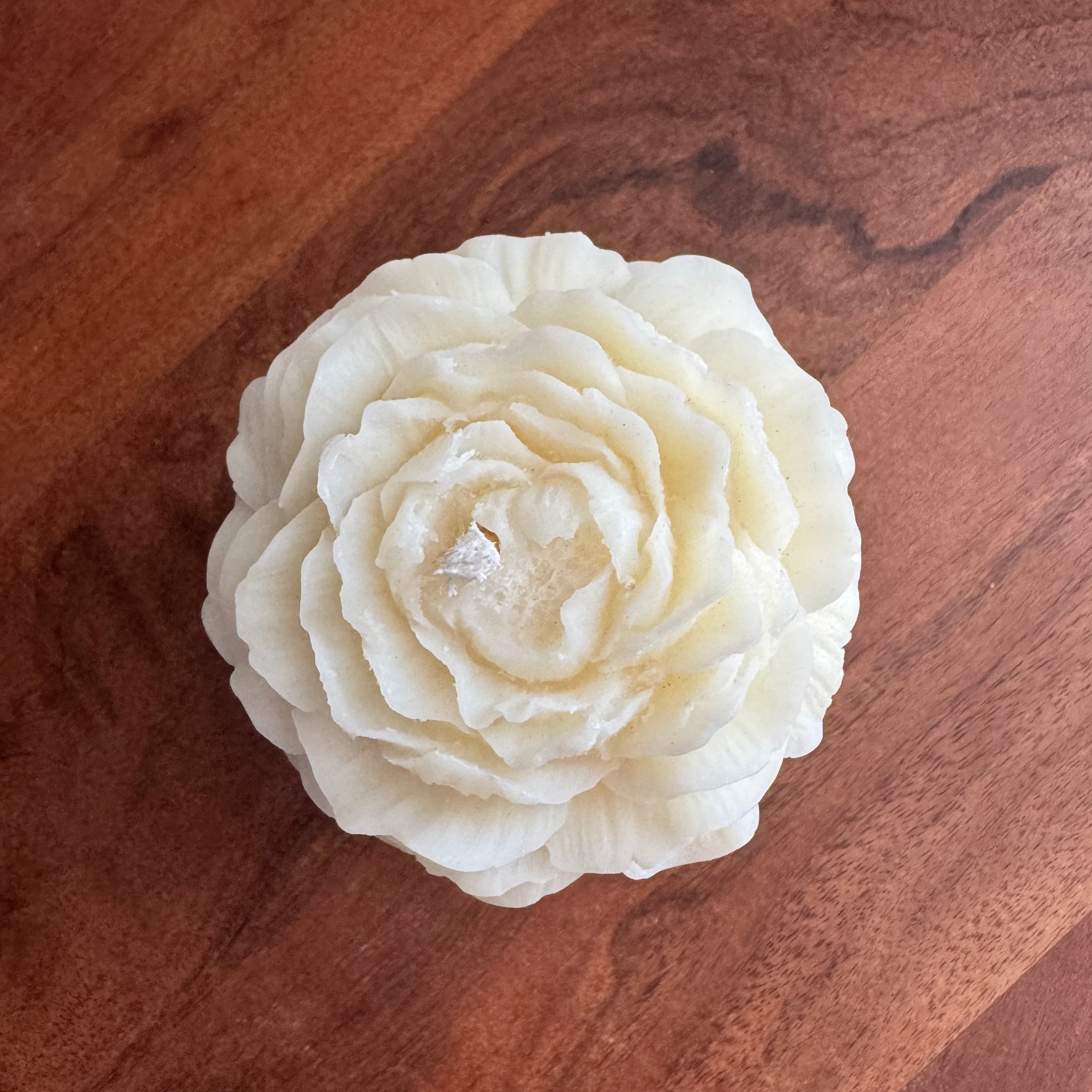 Bougie Colonne Bois de Santal – Socle en Béton Minéral & Pivoine en Cire