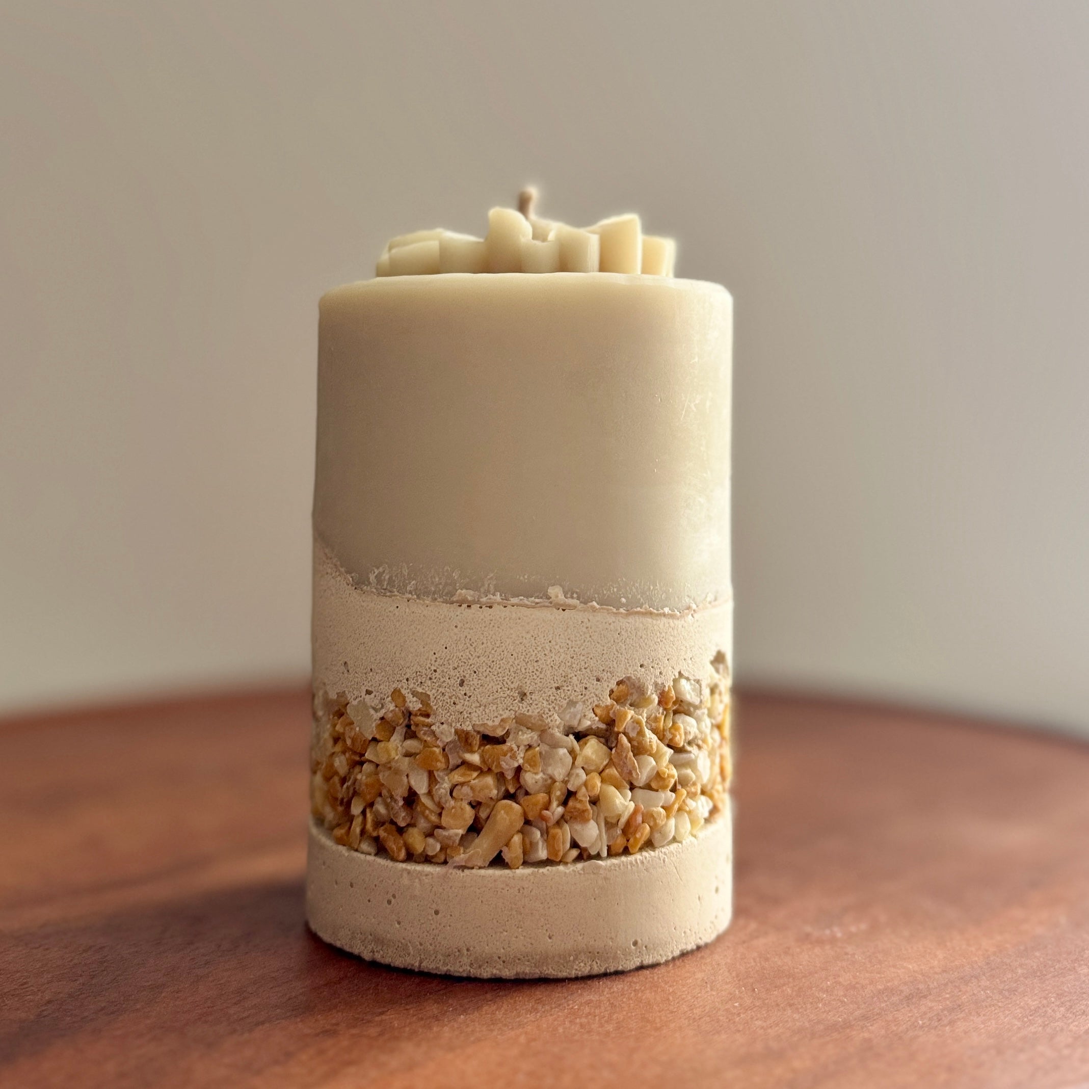 Bougie Colonne Monoï – Socle en Béton Minéral & Marguerite en Cire Écru