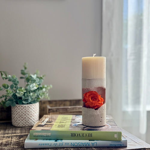 Bougie Colonne Fleur de Coton & Socle en Béton avec Rose Stabilisée Orange