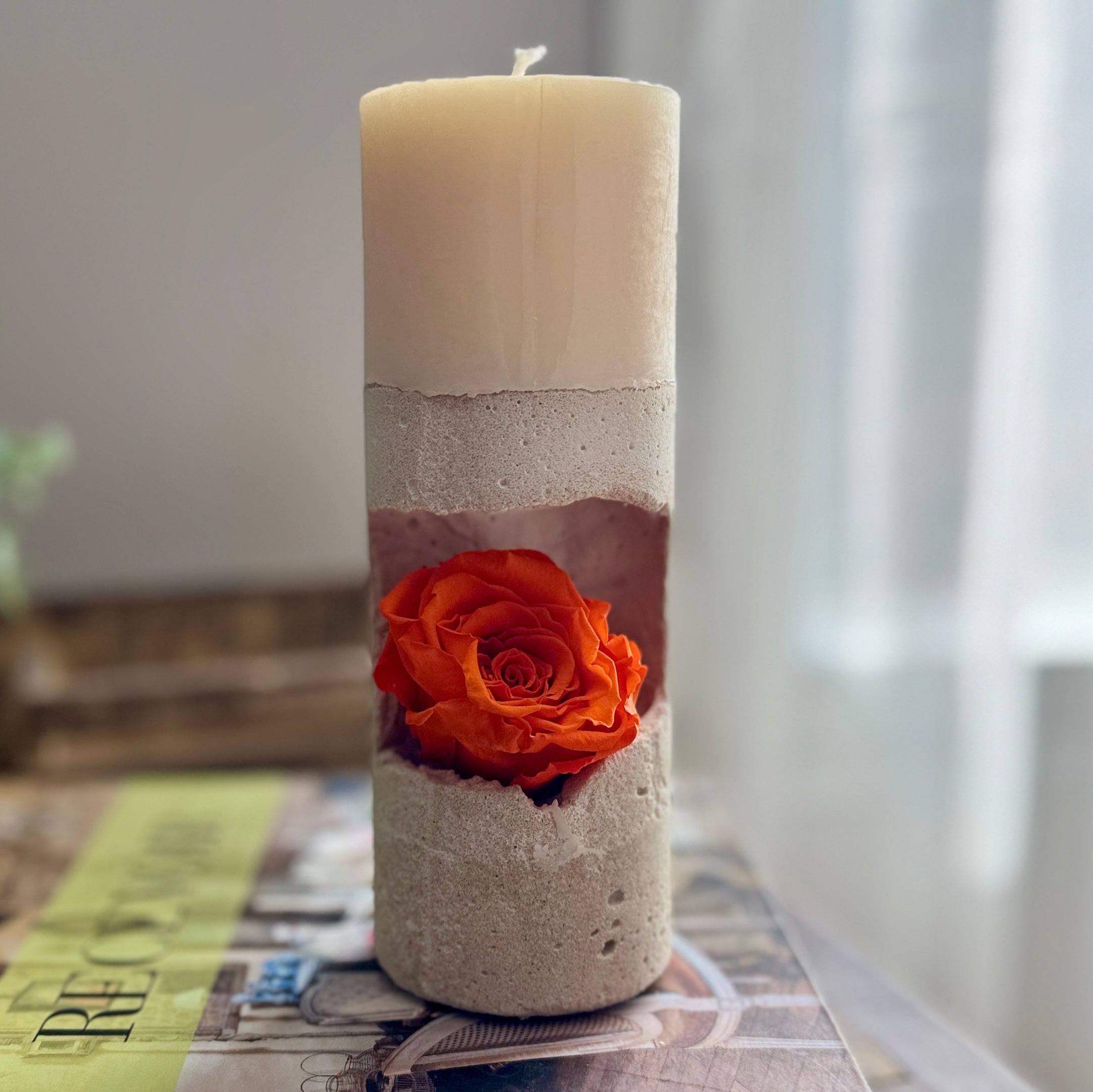 Bougie Colonne Fleur de Coton & Socle en Béton avec Rose Stabilisée Orange
