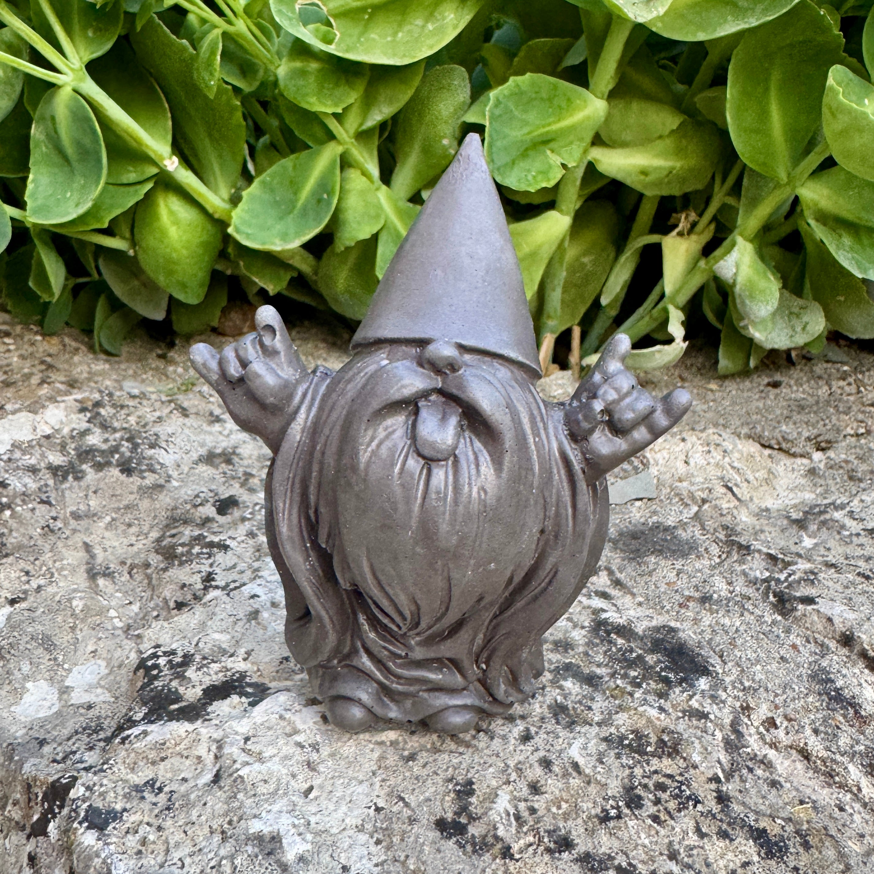 Le gnome rock'n'roll en béton noir