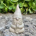 Le gnome Zen en béton beige