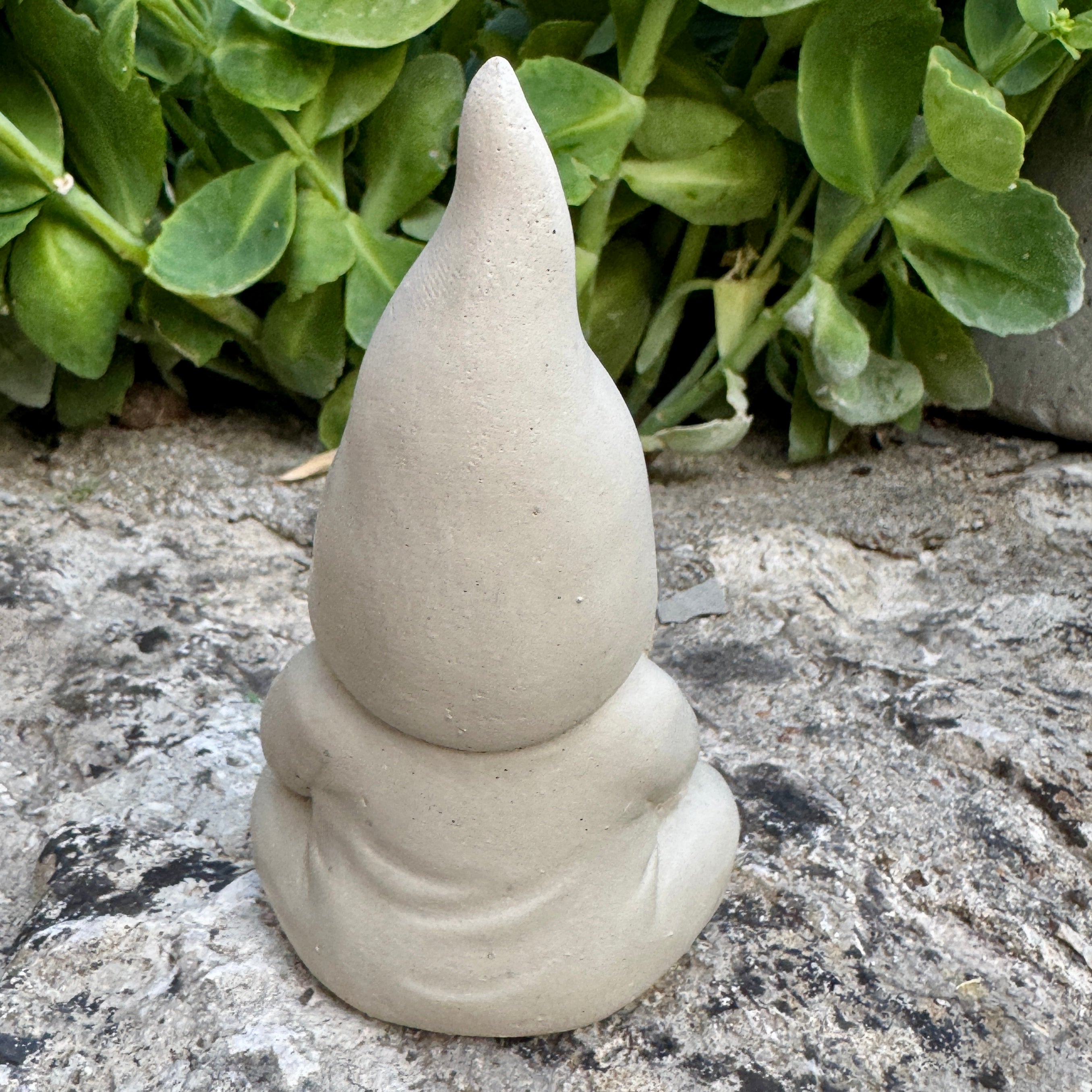 Le gnome Zen en béton beige