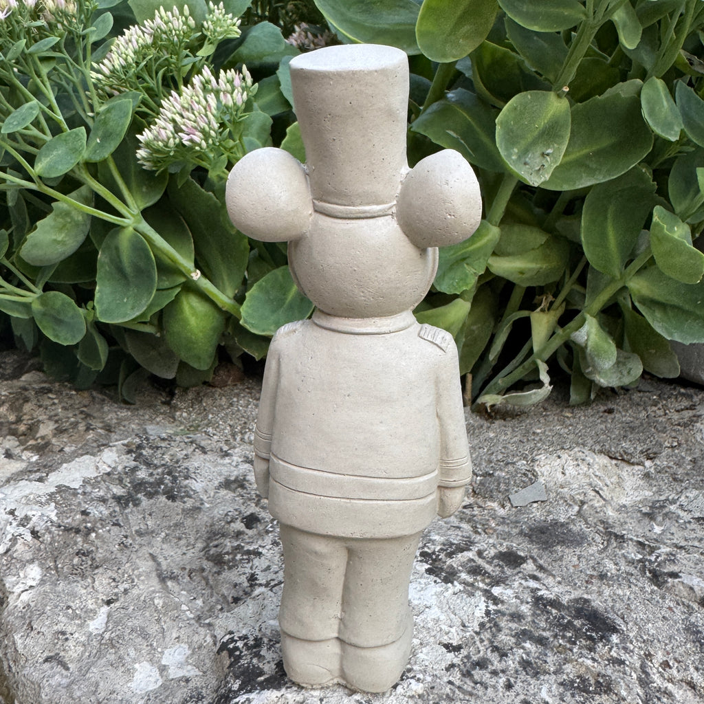 La souris Majordome en béton- statuette décorative beige