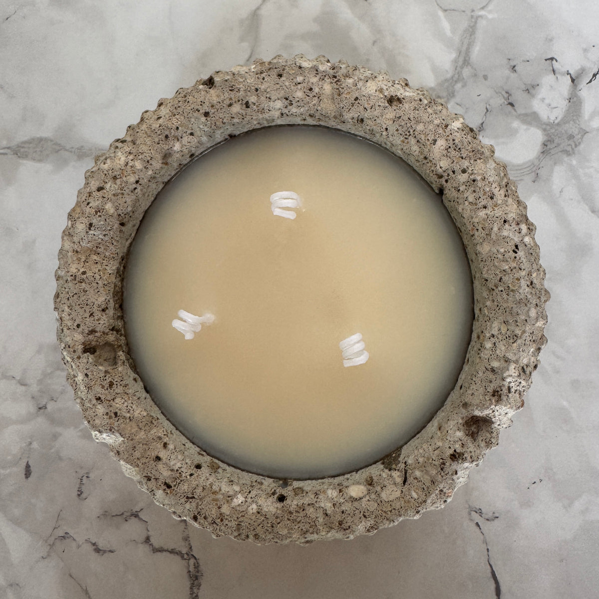Bougie Artisanale en Hypertufa 3 mèches - Parfum "Fleur de coton"