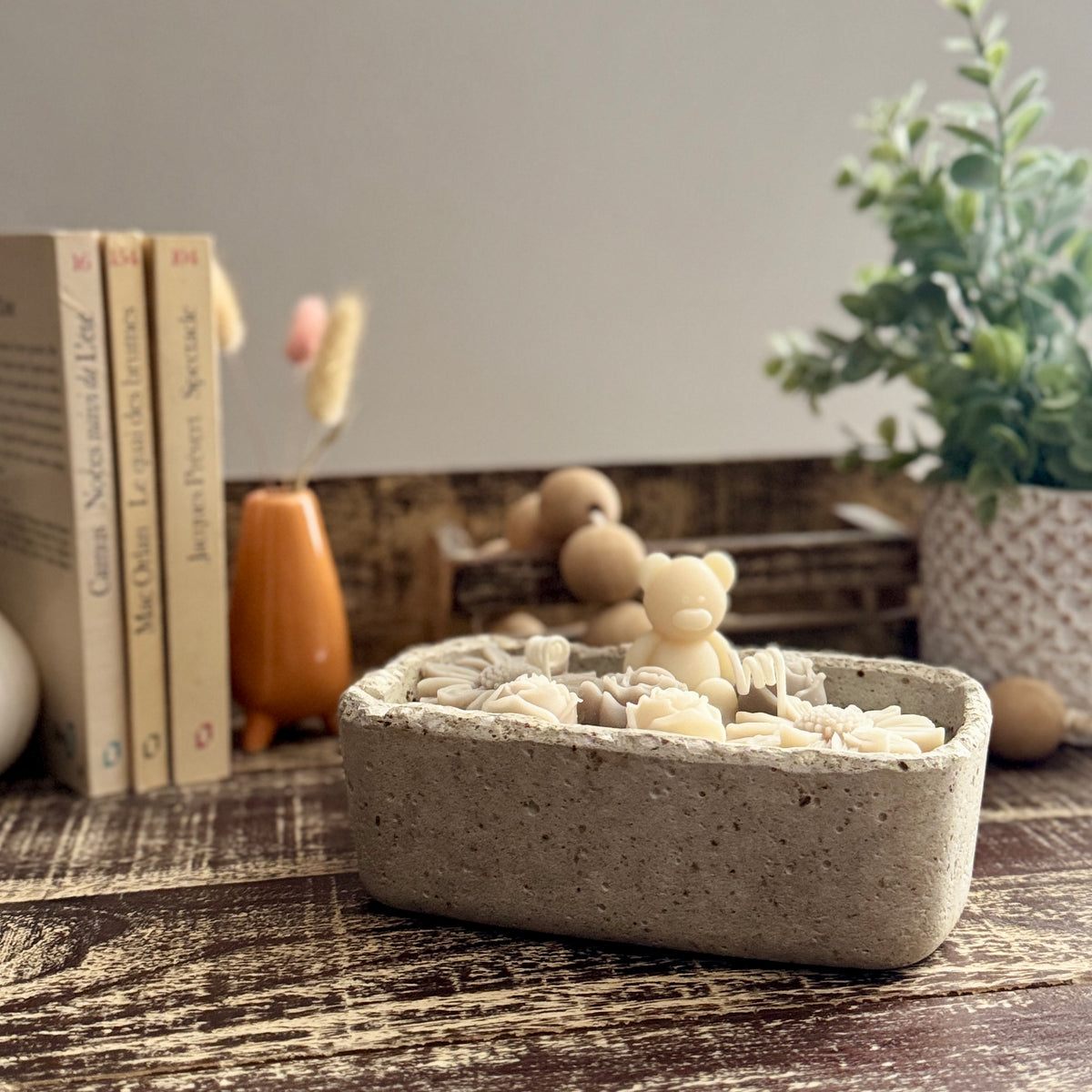 Bougie Artisanale en Hypertufa "douceur d'ourson - Parfum monoï